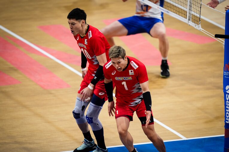 高橋健太郎、西田有志（VNLオランダ戦）　©︎Volleyball World