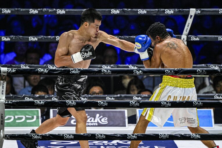 スピードとテクニックでルイス・グスマンを翻弄する那須川天心　©Takuya Sugiyama