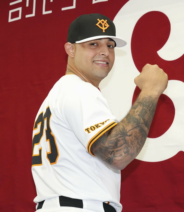 入団会見では右拳を握って笑顔をみせていたオドーアだったが…  ©︎KYODO