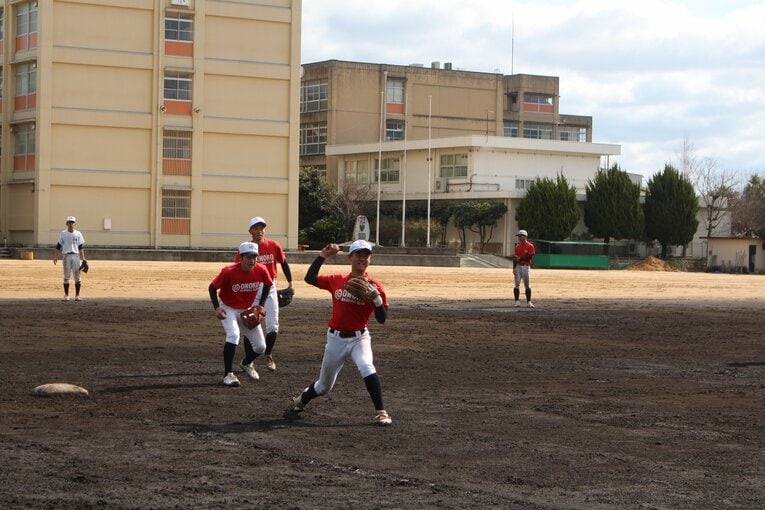 【2023年撮影】近年、強豪校が集まる兵庫県で好成績を残す小野高校野球部。練習着は動きやすさを重視してTシャツを採用するなど、近年のトレンドを積極的に取り入れる　©︎Fumi Sawai