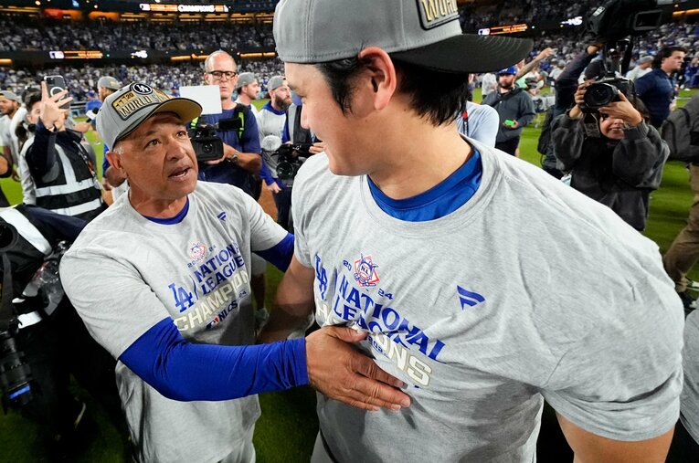 ドジャース移籍1年目でワールドシリーズ優勝を成し遂げた大谷翔平と、チームを率いたロバーツ監督 ／ photograph by AFLO