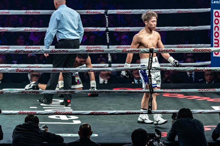 井上尚弥vs.マーロン・タパレス。4ラウンドのダウンシーン（9枚目／全9枚）　©Takuya Sugiyama