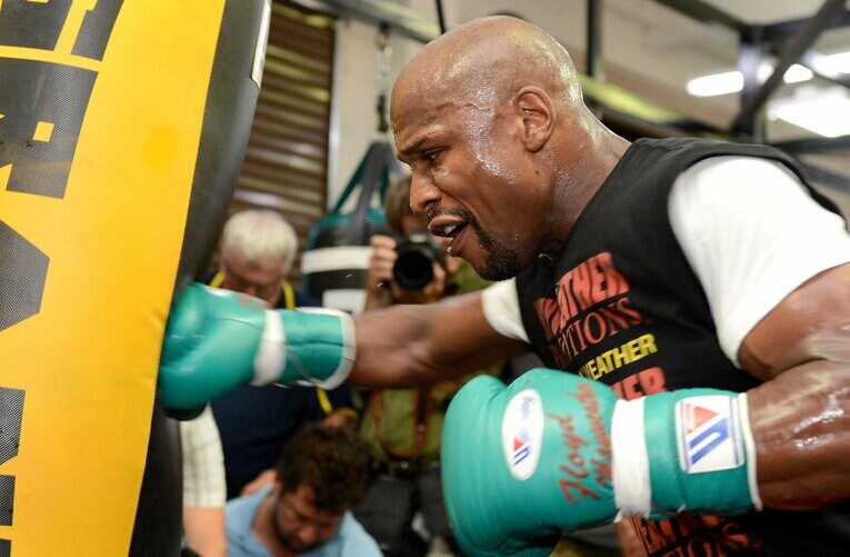 サンドバッグにハードパンチを打ち込む　©Naoki Fukuda