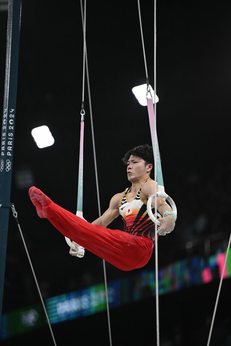 パリ五輪体操男子個人総合決勝、つり輪の演技をする岡慎之助　©Asami Enomoto/JMPA