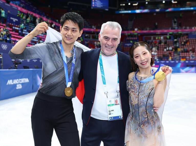ミラノ五輪で金メダルを獲得したりくりゅうとマルコットコーチ　©AFLO