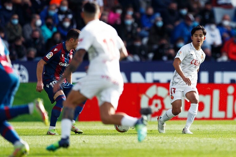 敵地の少年ファンから「KUBO！」と声が飛ぶ人気の中… 久保建英が“万全でなくても”フル出場で頼られた理由〈撮影者の視点〉(18)