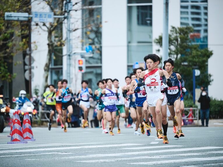 伝説の1区区間新…2022年箱根駅伝。集団からひとり抜け出した吉居大和（当時・中央大2年生） ©JMPA