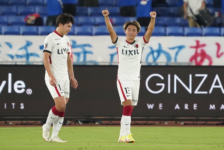 代表初招集の19歳・荒木遼太郎（右）は今季Jリーグで36試合に出場して10ゴール7アシスト。上田綺世と共に鹿島アントラーズの攻撃陣を牽引した　©Getty Images