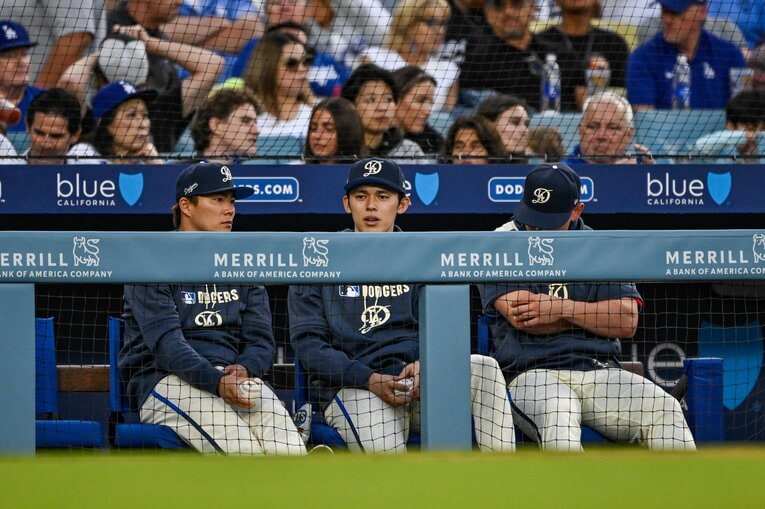 ベンチで山本由伸と話す佐々木…写真はまだまだ続きます　©Nanae Suzuki