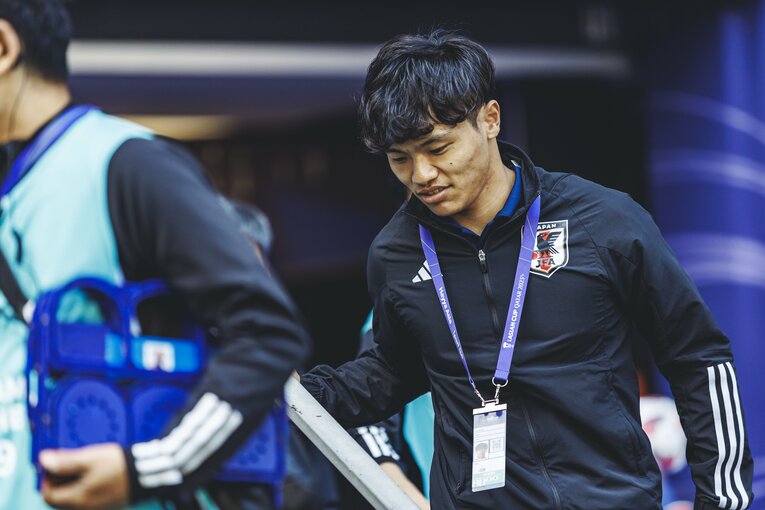 負傷の影響でベンチ外となった旗手怜央はチームに残留し、味方のサポートに徹した　©︎Kiichi Matsumoto