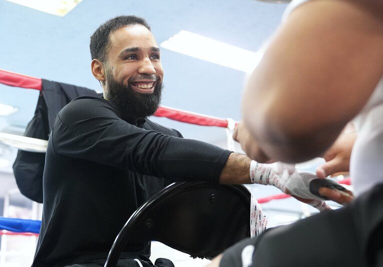 リラックスした表情でバンデージを巻くネリ　©Naoki Fukuda