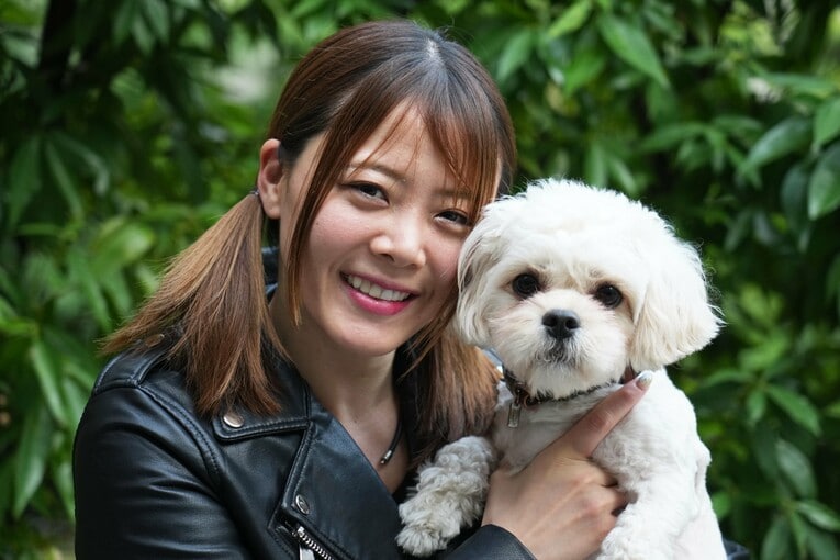 愛犬のボブと岩谷麻優　©Essei Hara