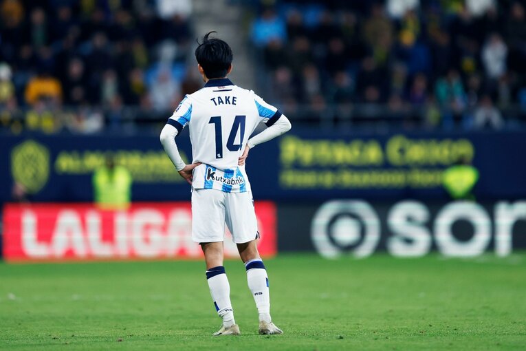 久保建英が悶絶「腹にパンチ＋プロレス技」の暴挙、だが観客席には「クボとソシエダに恋した」親子が…現地で見た“南スペインの情熱と闇”(19)