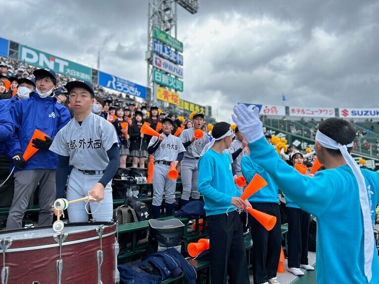 オリジナル応援曲で選手にエールを送る京都外大西 ©Yukiko Umetsu