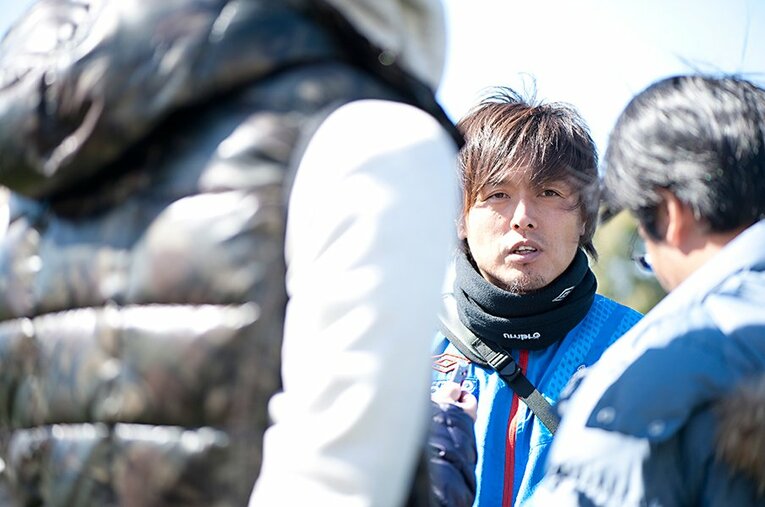 2014年／記者に囲まれる遠藤保仁 ／ photograph by Miki Fukano