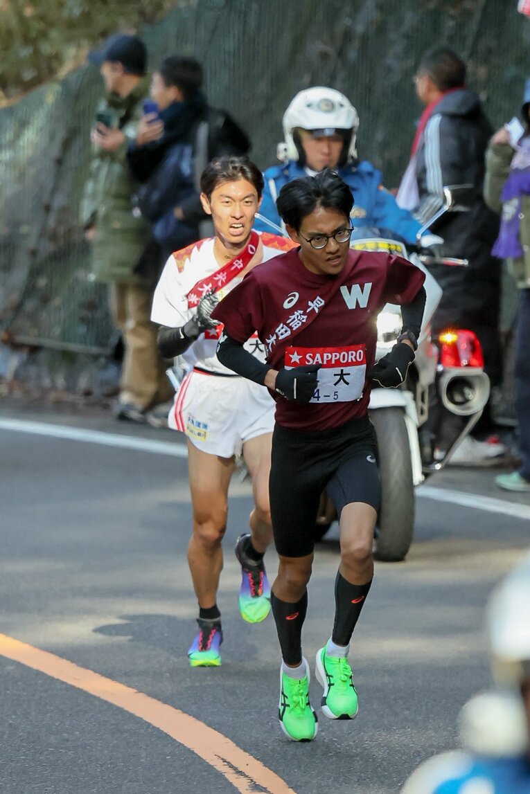 5区の箱根山中で先頭を行く中大を抜いた早大・工藤　©︎JMPA