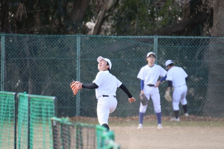 水戸三の練習風景。外野ノックは共用グラウンドで行われる ©Yuki Kashimoto