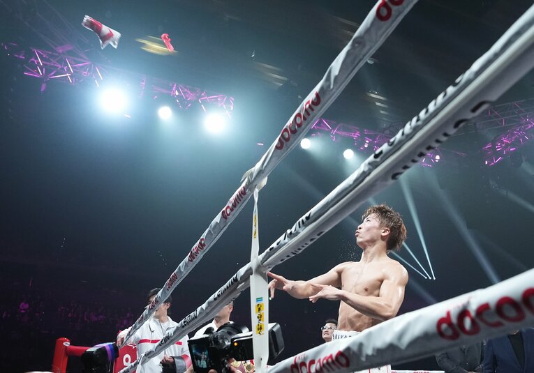 有明アリーナのファンにTシャツをプレゼント　©Naoki Fukuda