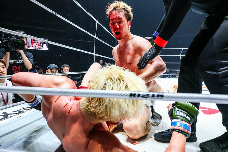 顔を上げた朝倉未来の顔面も真っ赤に　©RIZIN FF Susumu Nagao