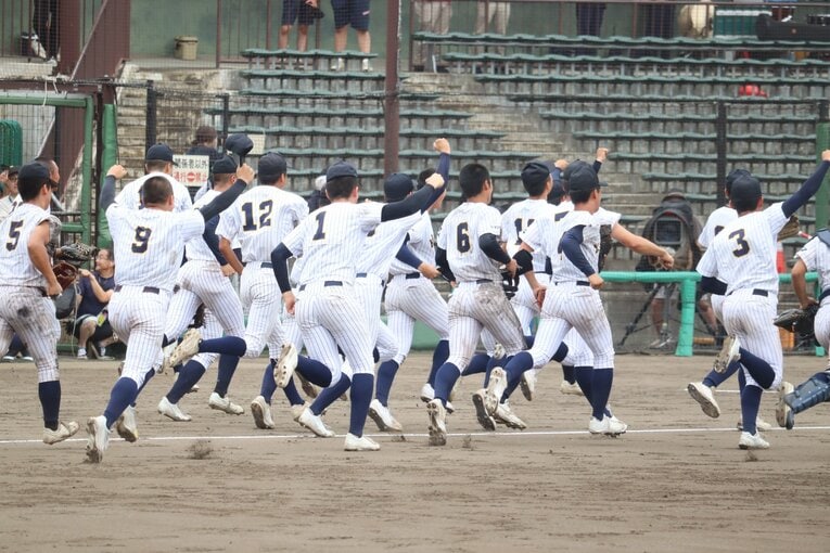 「福島の絶対王者」聖光学院を破って喜ぶ東日大昌平ナイン　©Genki Taguchi