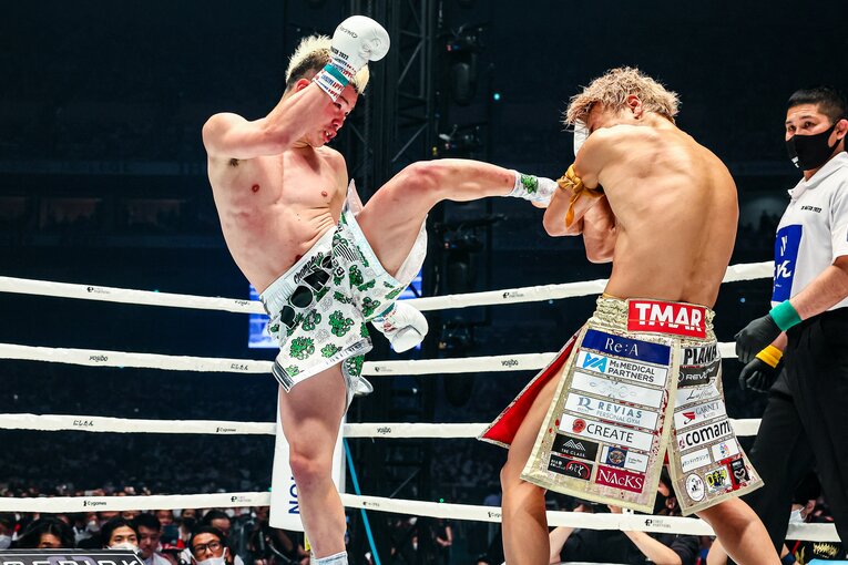 那須川天心のハイキックをガードする武尊　©THE MATCH 2022/Susumu Nagao