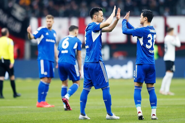 「1年前はJ2→ドイツ5部」上月壮一郎22歳の堂々1部デビュー…長谷部誠と握手、鎌田大地vs吉田麻也のW杯組対決も〈現地撮影〉(15)