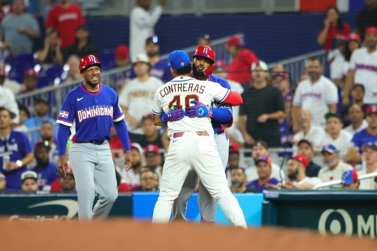 ベネズエラvsドミニカ共和国、試合中の“熱烈ハグ”　©Getty Images