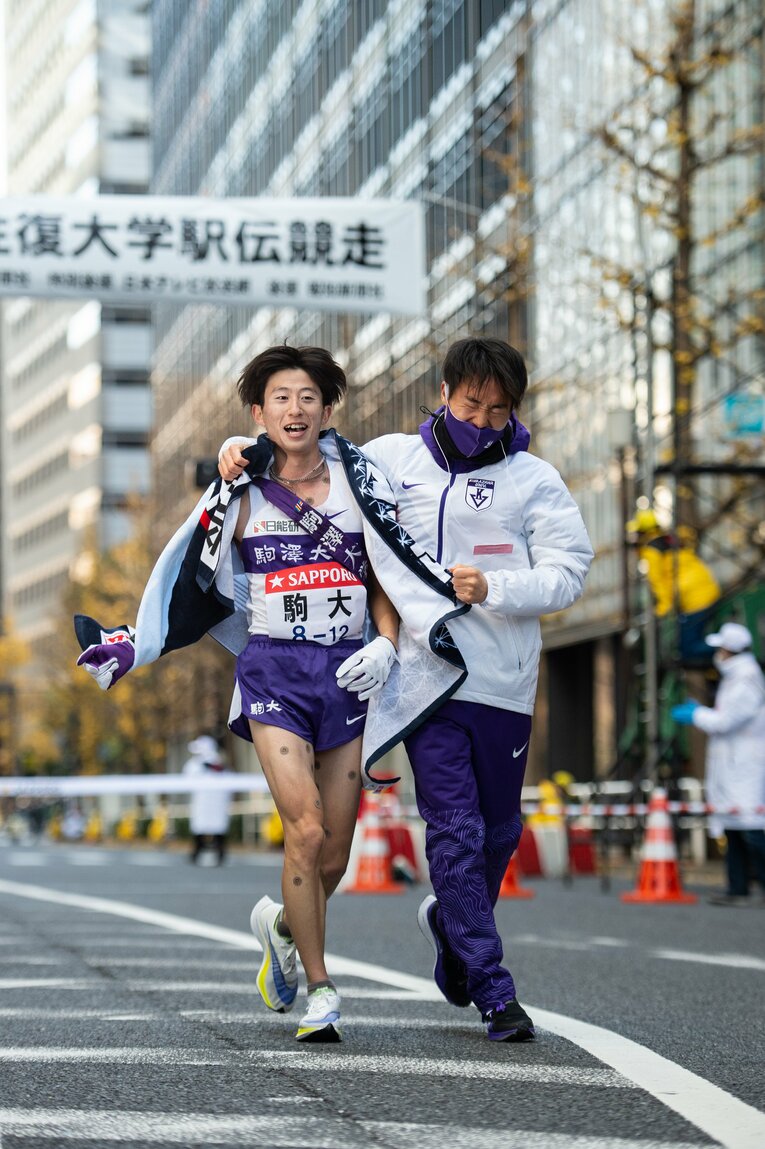石川を迎える神戸（逆転優勝のゴールシーン20/23） ©Nanae Suzuki