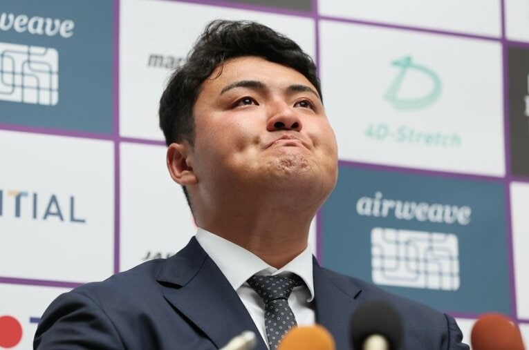 進路を表明する記者会見で涙ぐむ米スタンフォード大の佐々木麟太郎 ／ photograph by JIJI PRESS
