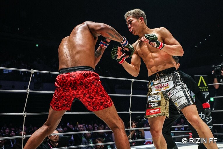 秋元強真vs.パッチー・ミックス　©RIZIN FF