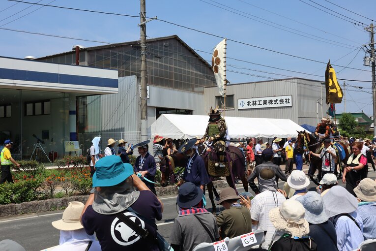 甲冑行列でのユウガオと今村忠一さん