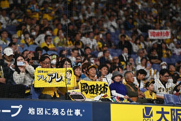 独特な「岡田語録」の魅力も手伝って、監督・岡田彰布は阪神ファンから熱烈な支持を集めた　©Nanae Suzuki