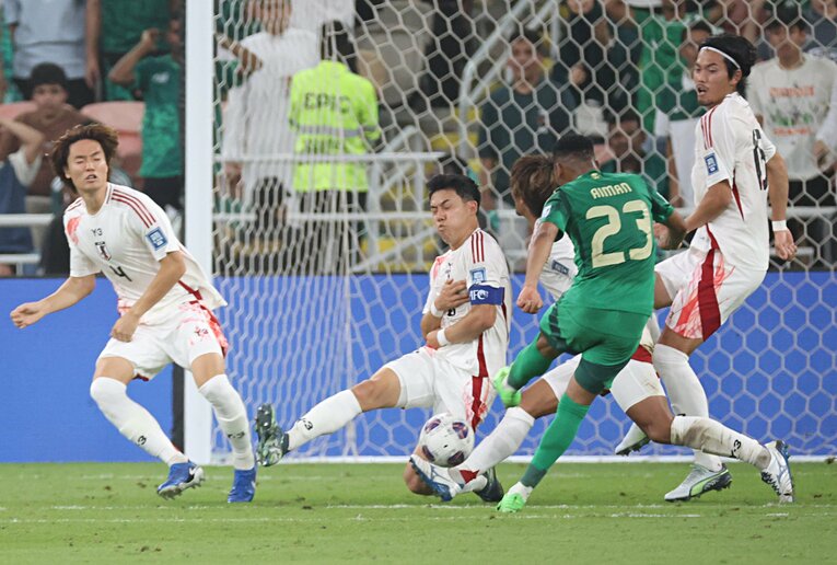 4人でのシュートブロックのシーン。守備意識の高さが賞賛されたが、守田はそもそもこの場面を作られたことを問題視した　©JIJI PRESS