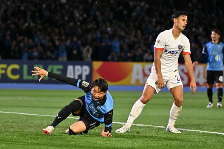 11月28日、ACLのジョホール戦でジャンピングボレーを決める小林悠（3枚目／全3枚）　©Kenta Harada/Getty Images