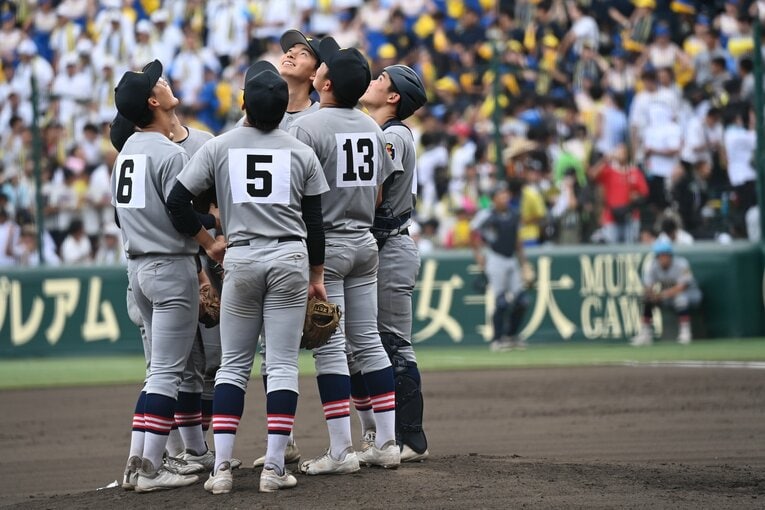 安達が伝令にブルペンへ行き、「空を見よう」とみんなで空を仰ぐ　©Naoya Sanuki