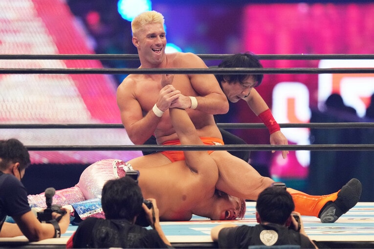 余裕の表情で海野翔太の腕を固めるザック・セイバーJr.　©Essei Hara