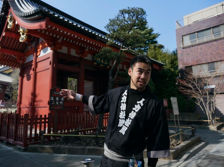 ここが浅草寺東門の「二天門」。鮮やかな朱塗りは写真映えも抜群。比較的混雑もしていない浅草の穴場スポットだ　©︎Yuki Suenaga