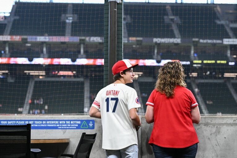 老若男女さまざまなファンがオオタニのユニフォームを着ている　©Nanae Suzuki