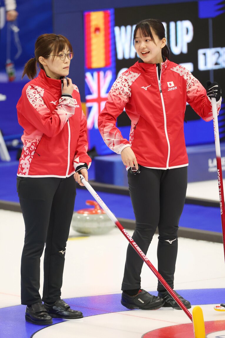 写真は今年1月の冬季ユニバ、カーリング女子。小笠原歩（左）は代表コーチとして帯同　©AFLO