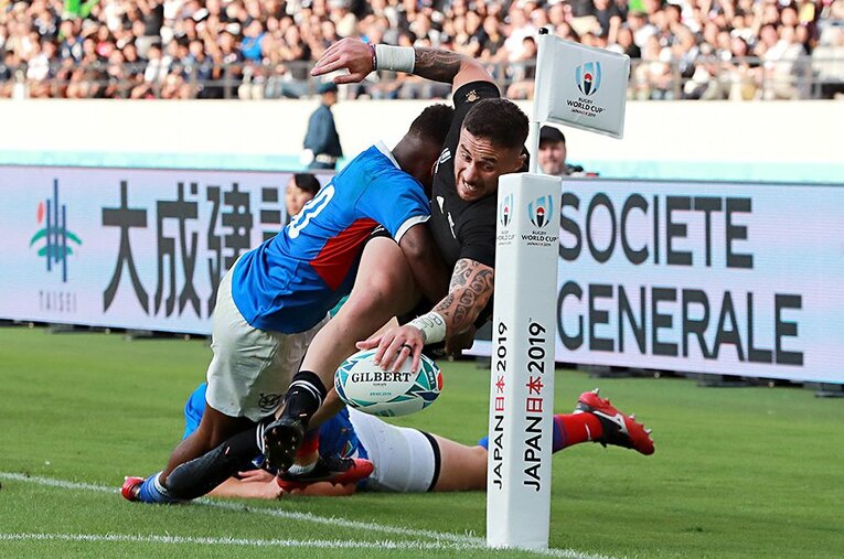ナミビアとの一戦で、トライを決める直前のTJ・ペレナラ。オールブラックスの真骨頂のようなプレーだった。 ／ photograph by David Rogers/Getty Images