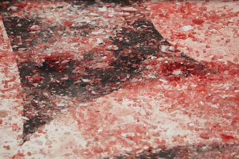 鮮血に染まったガラスや蛍光灯の破片　©Masashi Hara