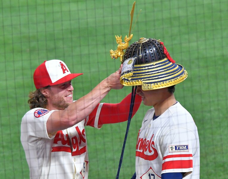 フィリップスからの“兜かぶせ”を噛みしめる大谷の表情に注目　©JIJI PRESS