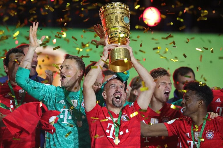 2019年、バイエルンはDBPカップを制覇。トロフィーを掲げるリベリー ／ photograph by Getty Images