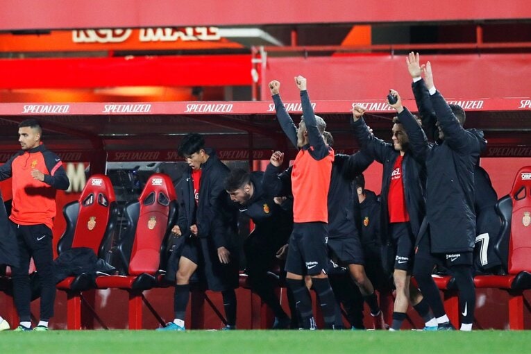 久保建英の“劇的決勝ゴール後に消えた疾走”は「客席に飛び込みたかったけど高すぎて無理」だった？《カメラマンが見た真相》(48)