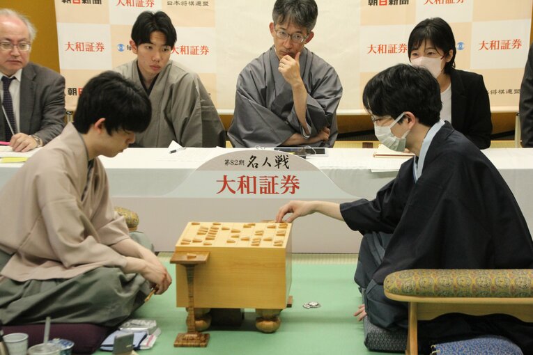 【名人戦第3局・羽田空港対局の様子】終局後の様子　©NumberWeb