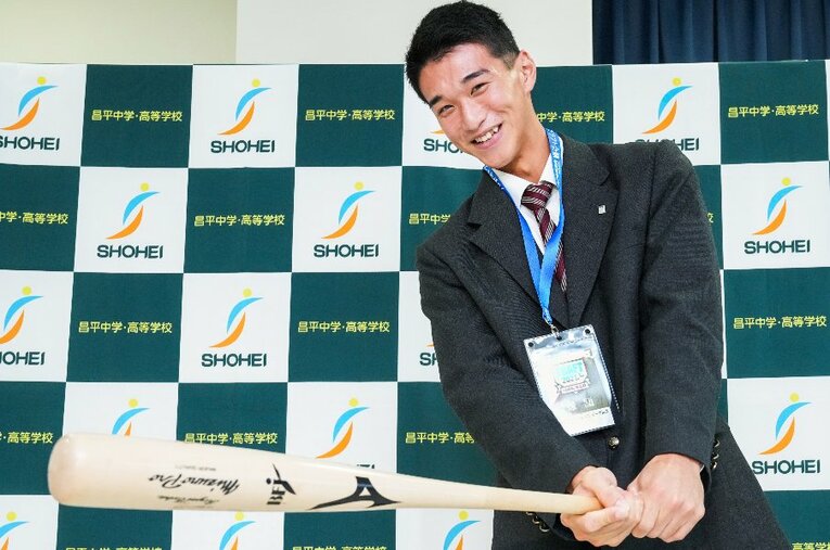 楽天から1位指名を受け、笑顔でポーズをとる吉野創士（外野手・昌平高）
