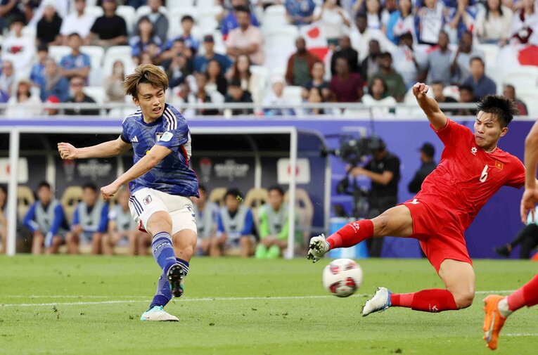 上田綺世のゴールシーン。美しい連携でベトナムゴールを揺らした　©JIJI PRESS