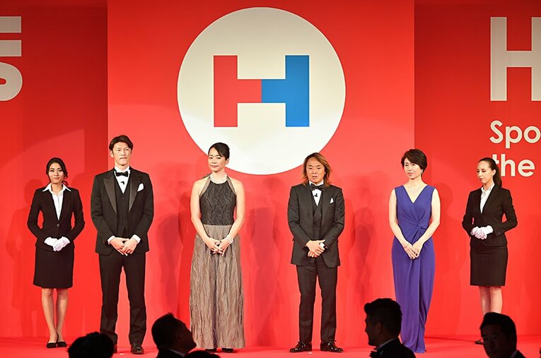 「HEROs AWARD 2019」で登壇した受賞者の皆さん。左から、巻誠一郎さん、井本直歩子さん、北澤豪さん、梶川三枝さん。 ／ photograph by HEROs AWARD