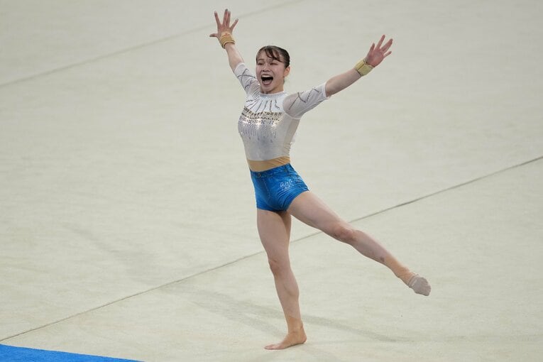 杉原愛子のNHK杯ゆかの演技　©Getty Images