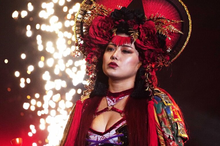 12月29日の両国国技館大会で、赤いベルトを懸け鈴季すずと対戦する舞華 ／ photograph by Essei Hara